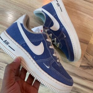 Tênis Nike Air Force Azul Jeans e Branco.