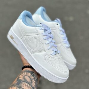 Tênis Nike Air Force 1' Medalha Branco e Azul.