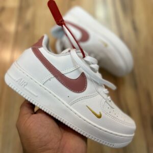 Tênis Nike Air Force Branco Bordo e Dourado.