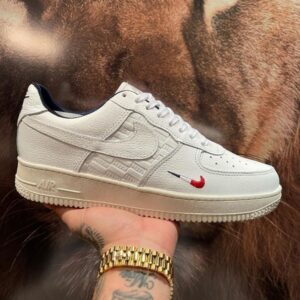 Tênis Nike Air Force Branco Simbolo Vermelho e Azul.