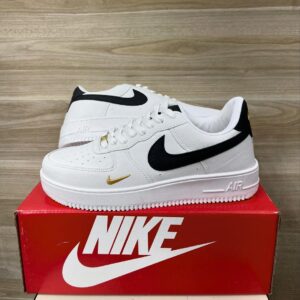 Tênis Nike Air Force Branco Preto e Dourado.
