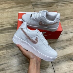 Tênis Nike Air Force Rosa Brilhante.
