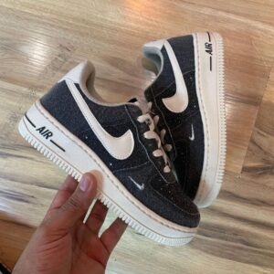 Tênis Nike Air Force Preto Jeans e Branco.