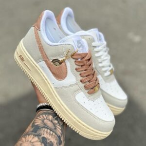 Tênis Nike Air Force 1' Medalha Creme e Marrom.
