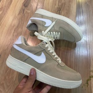 Tênis Nike Air Force Bege e Branco.