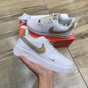 Tênis Nike Air Force Branco e Bege.
