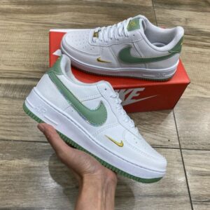 Tênis Nike Air Force Branco Verde e Solado Verde.
