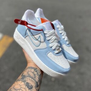 Tênis Nike Air Force Azul e Branco.