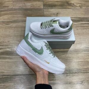 Tênis Nike Air Force Branco Verde e Dourado.