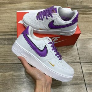 Tênis Nike Air Force Branco e Roxo.