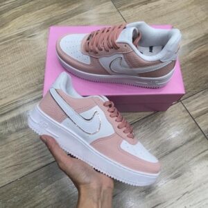 Tênis Nike Air Force Rosa e Branco.